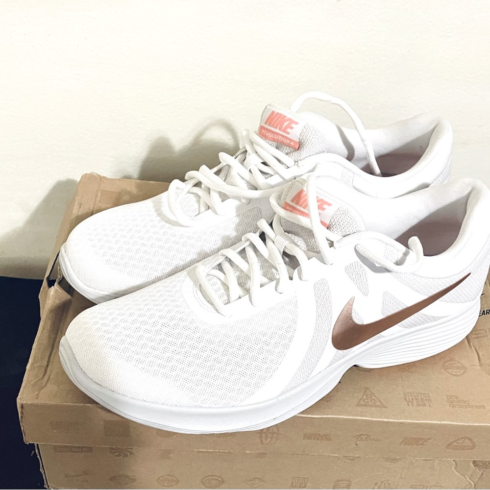 Nike athletic running shoes size 11 women’s pink and white